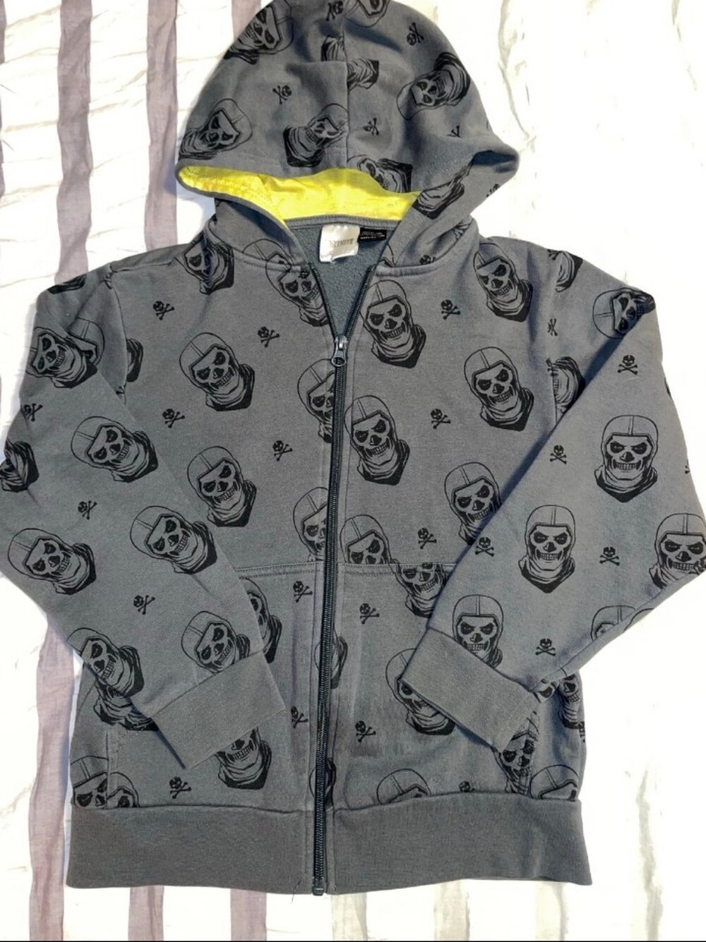 Fortnite Gray Skull Zip-Up Hoodie Jacket For Boys Size Medium